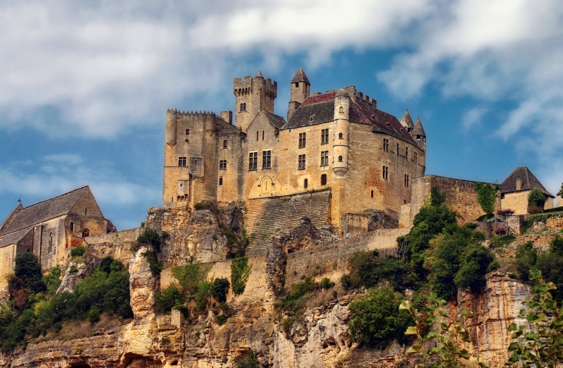Dorddogne Castle 1100 x 720